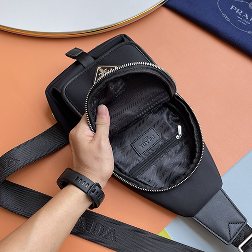 プラダ 黒ナイロンチェストバッグ
