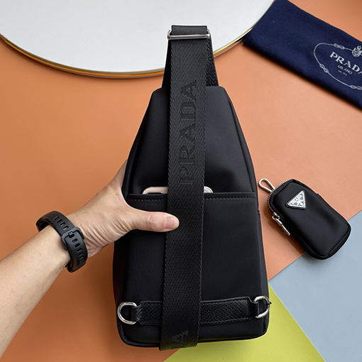 プラダスーパーコピー 新しいナイロン製メンズチェストバッグ
