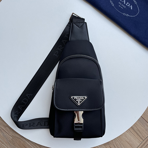 プラダ 新しい黒のナイロンチェストバッグ