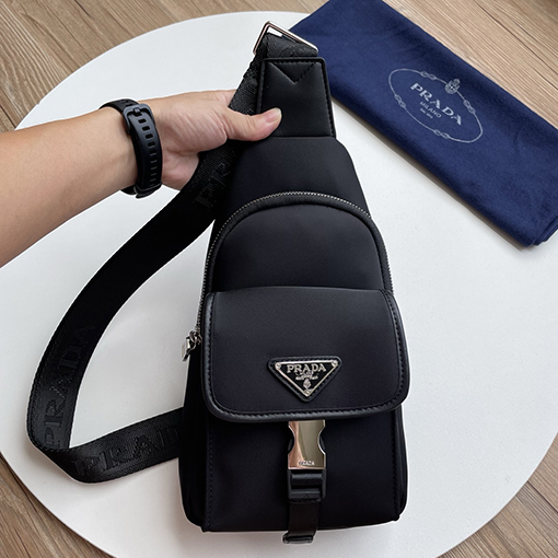プラダ 新しい黒のナイロンチェストバッグ
