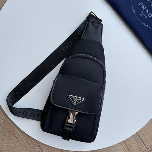 プラダ 新しい黒のナイロンチェストバッグ