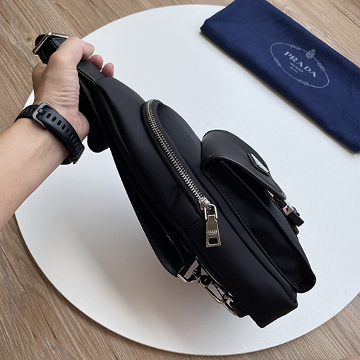 プラダ 新しい黒のナイロンチェストバッグ