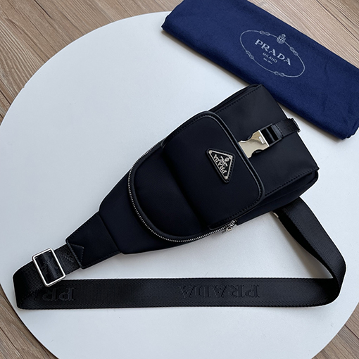 プラダ 新しい黒のナイロンチェストバッグ