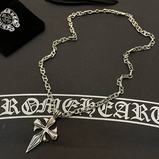 クロムハーツ ユニークなクロスペンダントが付いたクラシックなレトロなレターネックレス