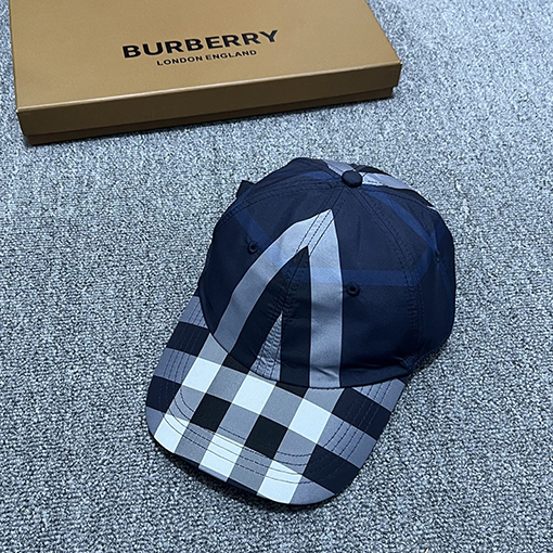 バーバリー クラシックなチェック柄のベースボールキャップ