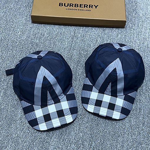 バーバリー クラシックなチェック柄のベースボールキャップ