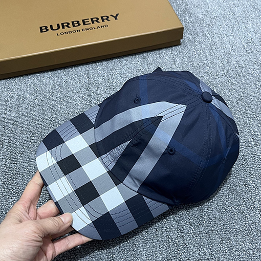 バーバリー クラシックなチェック柄のベースボールキャップ