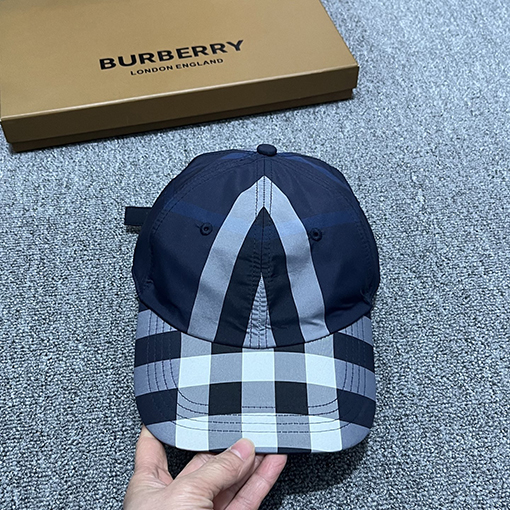 バーバリー クラシックなチェック柄のベースボールキャップ