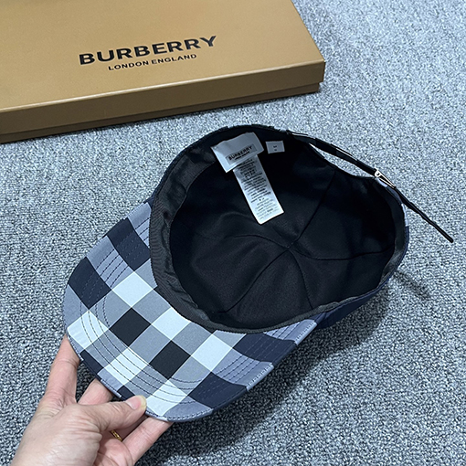 バーバリー クラシックなチェック柄のベースボールキャップ