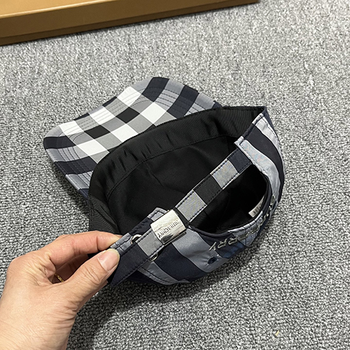 バーバリー クラシックなチェック柄のベースボールキャップ
