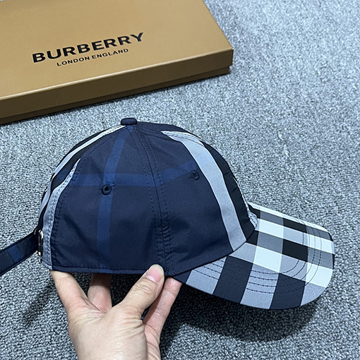 バーバリー クラシックなチェック柄のベースボールキャップ