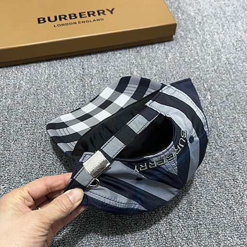 バーバリー クラシックなチェック柄のベースボールキャップ