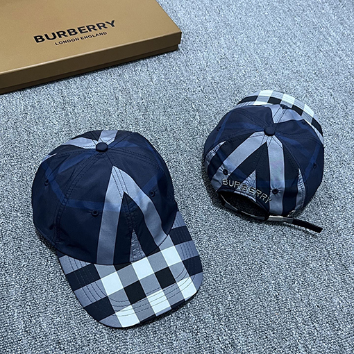 バーバリー クラシックなチェック柄のベースボールキャップ