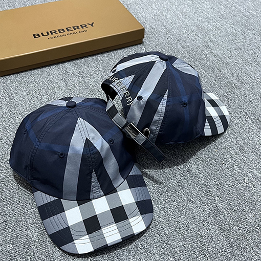 バーバリー クラシックなチェック柄のベースボールキャップ