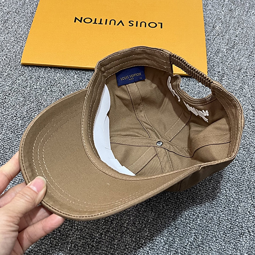 ルイヴィトン LV 高級感とスタイリッシュなベースボールキャップ
