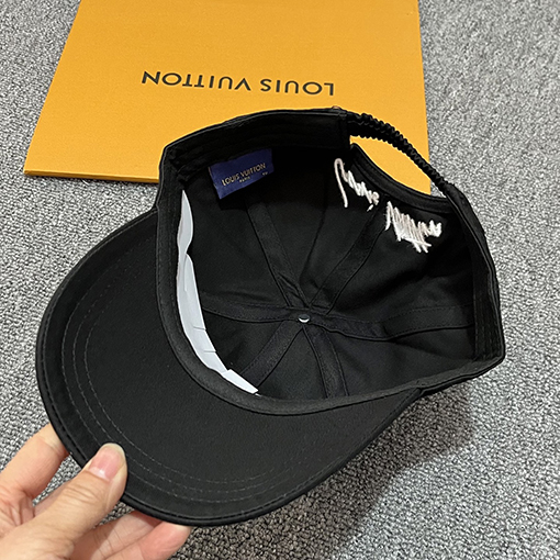 ルイヴィトン LV 高級感とスタイリッシュなベースボールキャップ