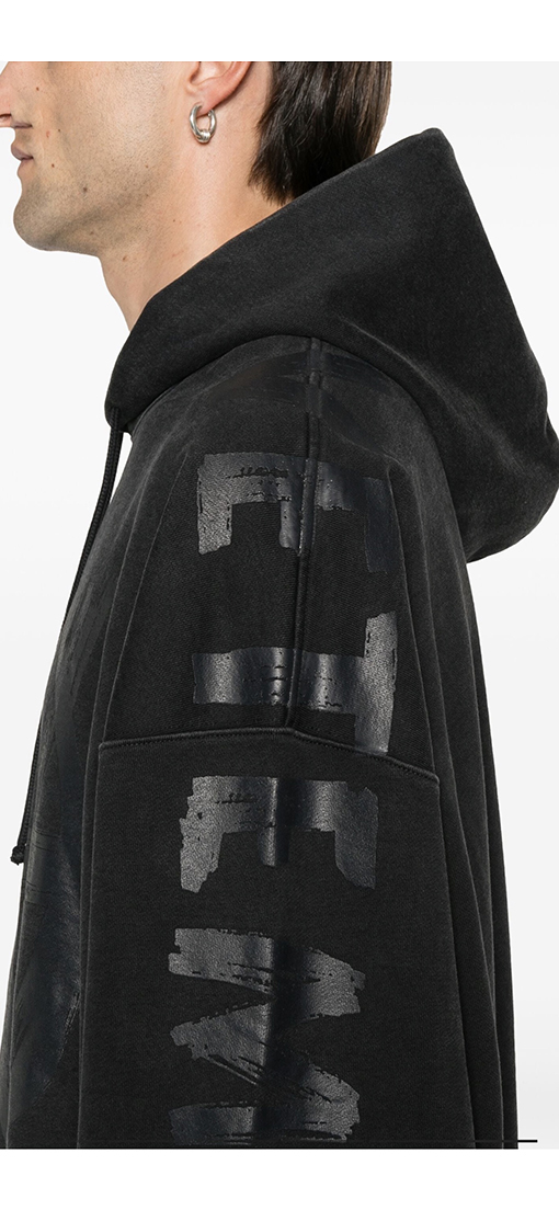 ヴェトモン VETEMENTS 胸と袖にロゴがプリントされたフード付きスウェットシャツ