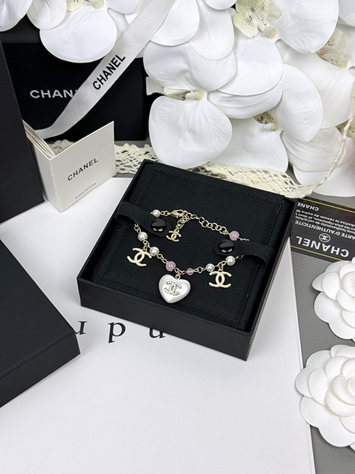 シャネルスーパーコピー 人気の樹脂製ピンクビーズハートブレスレット