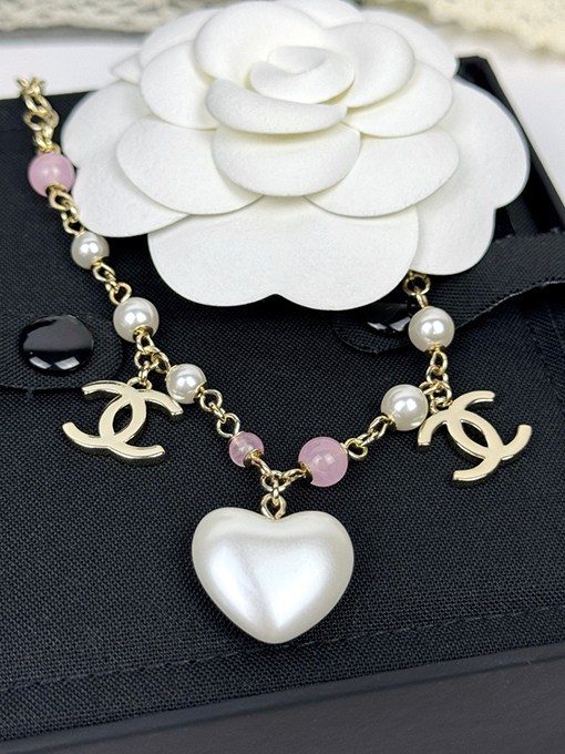 シャネルスーパーコピー 人気の樹脂製ピンクビーズハートブレスレット