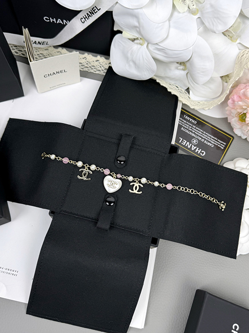 シャネルスーパーコピー 人気の樹脂製ピンクビーズハートブレスレット