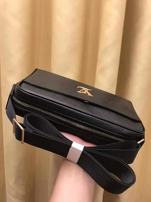 ルイヴィトン クラシックでシンプルエレガントなクロスボディバッグ