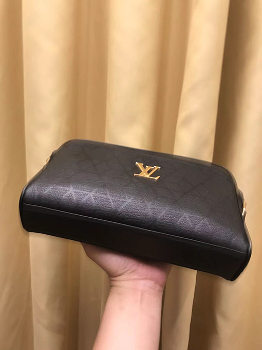 ルイヴィトン クラシックでシンプルエレガントなクロスボディバッグ