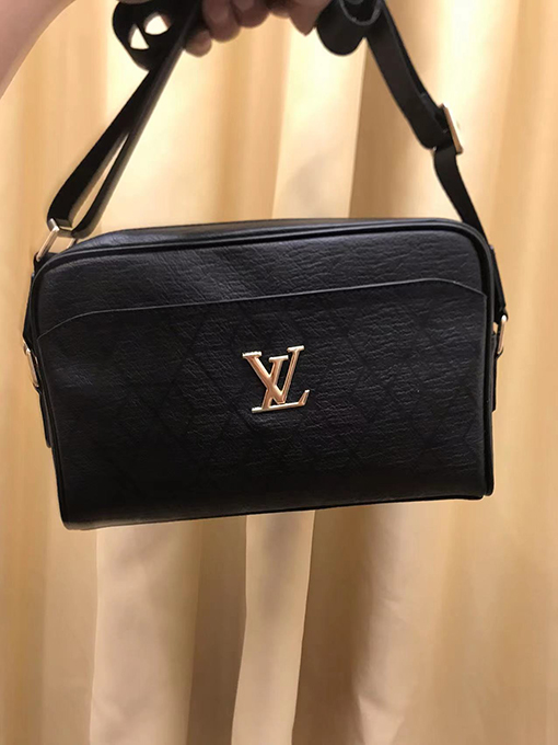 ルイヴィトン クラシックでシンプルエレガントなクロスボディバッグ