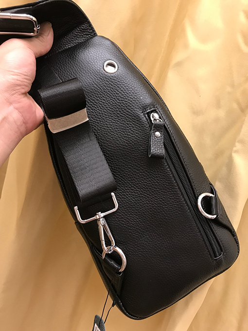 プラダ 新しいメンズチェストバッグ