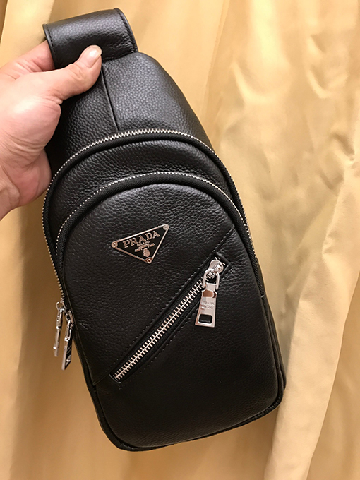 プラダ 新しいメンズチェストバッグ