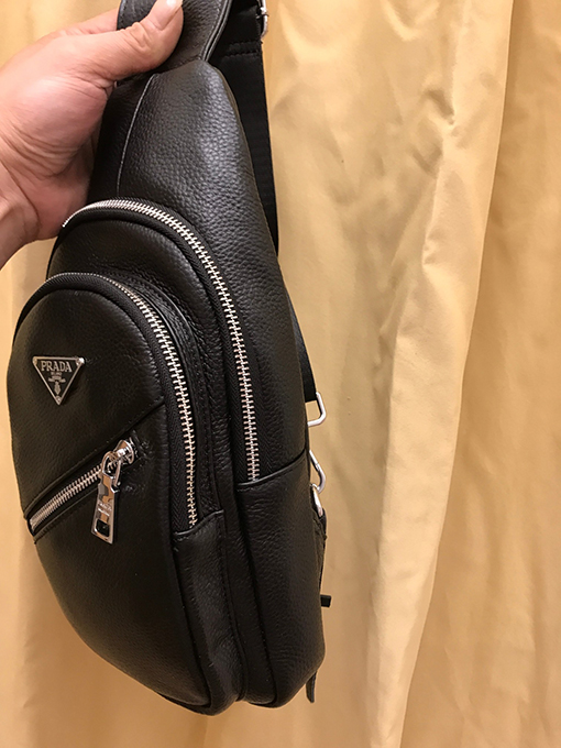 プラダ 新しいメンズチェストバッグ