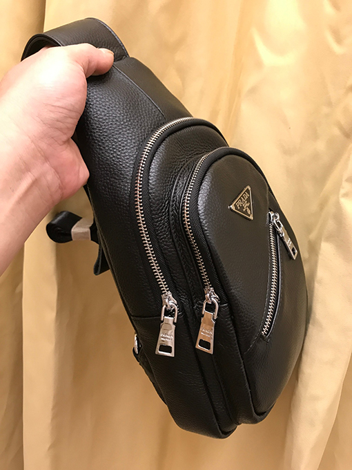 プラダ 新しいメンズチェストバッグ