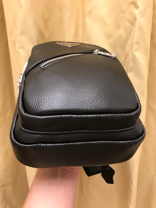プラダ 新しいメンズチェストバッグ