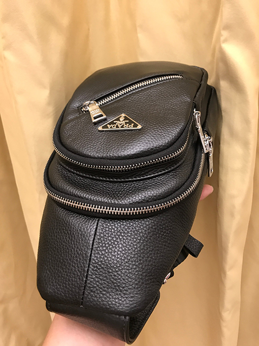 プラダ 新しいメンズチェストバッグ