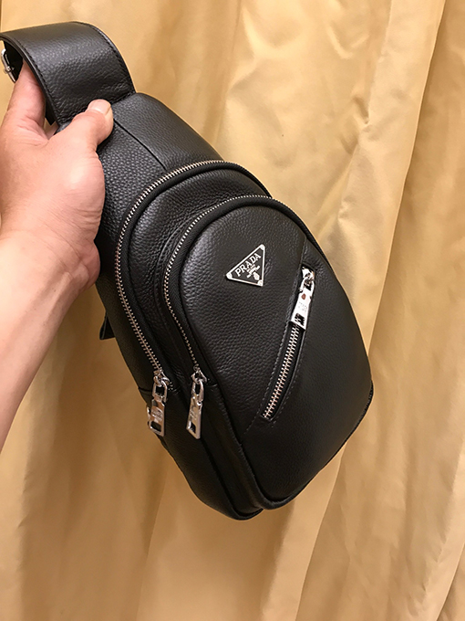 プラダ 新しいメンズチェストバッグ