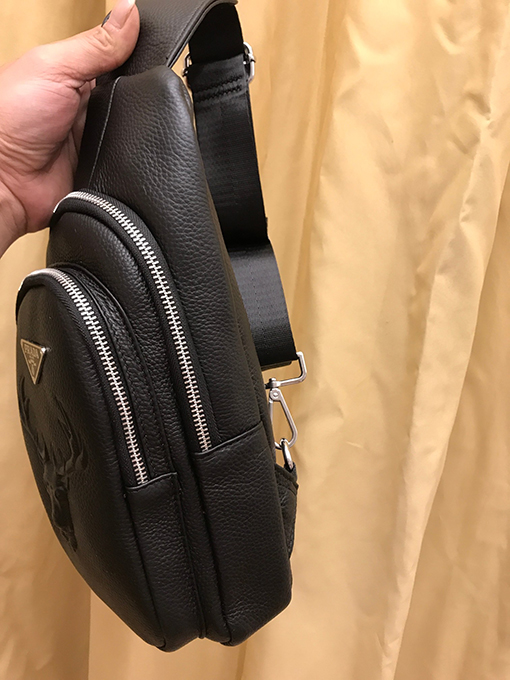 プラダ クラシックなメンズチェストバッグ