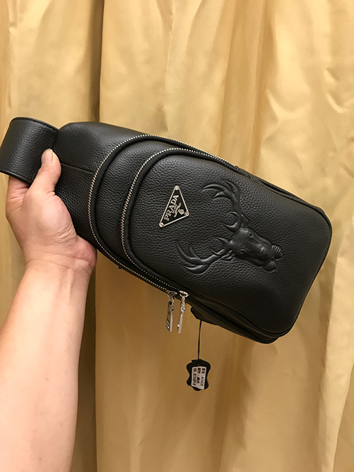 プラダ クラシックなメンズチェストバッグ