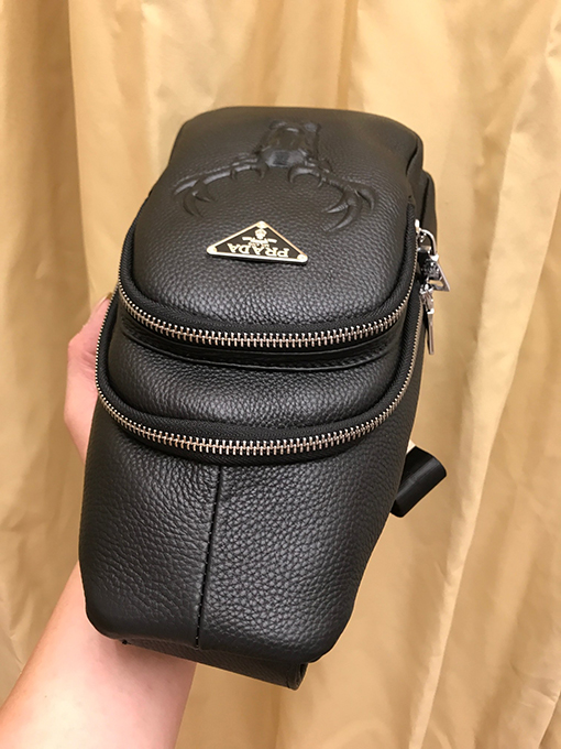 プラダ クラシックなメンズチェストバッグ