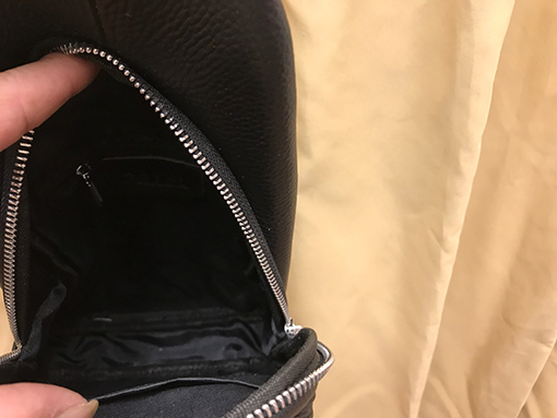 プラダ クラシックなメンズチェストバッグ