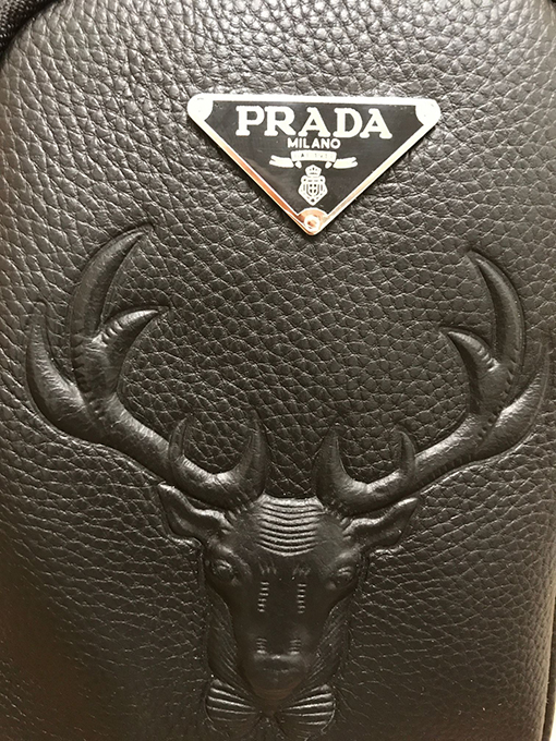 プラダ クラシックなメンズチェストバッグ