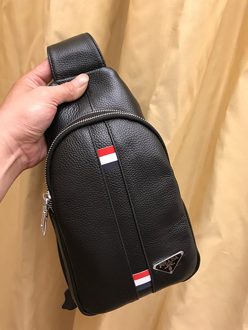 プラダコピー ツートンカラーのメンズチェストバッグ