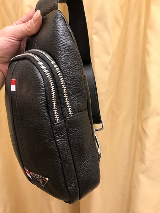 プラダコピー ツートンカラーのメンズチェストバッグ