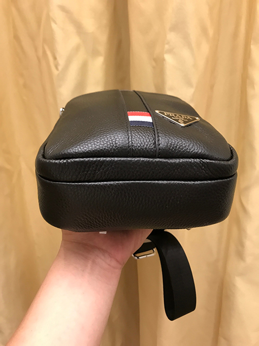 プラダコピー ツートンカラーのメンズチェストバッグ