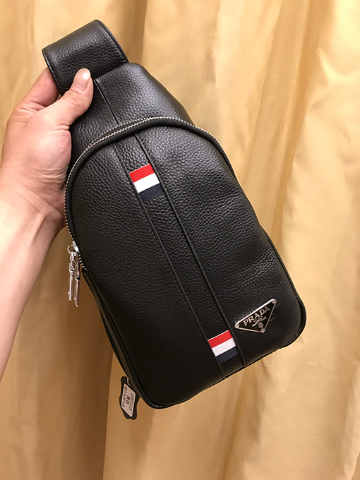 プラダコピー ツートンカラーのメンズチェストバッグ