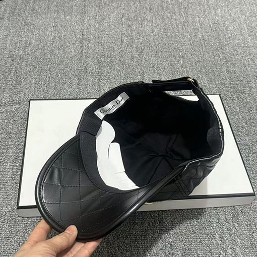 ディオール Dior 文字ロゴが刺繍されたベースボールキャップ