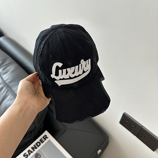 バレンシアガ 新しい文字の刺繍入りベースボールキャップ