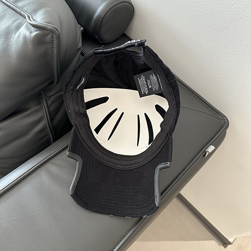 バレンシアガ 新しい文字の刺繍入りベースボールキャップ