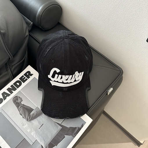 バレンシアガ 新しい文字の刺繍入りベースボールキャップ