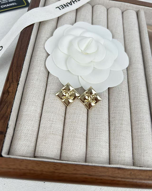 シャネルコピー レディースダイヤモンド型のダブルCスクエアレトロイヤリング