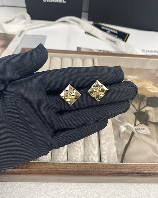 シャネルコピー レディースダイヤモンド型のダブルCスクエアレトロイヤリング