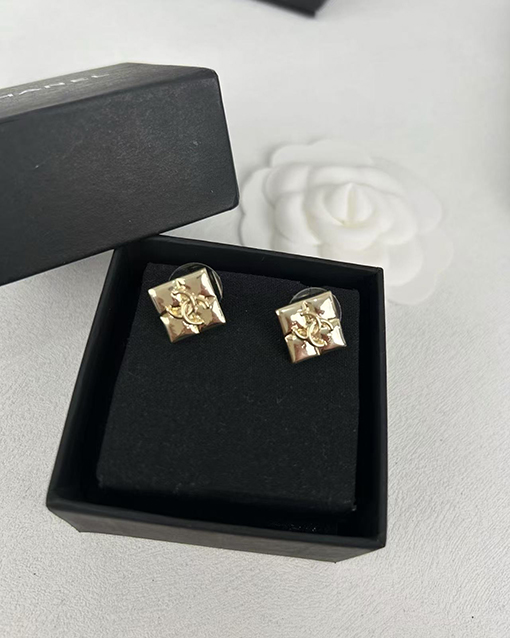 シャネルコピー レディースダイヤモンド型のダブルCスクエアレトロイヤリング